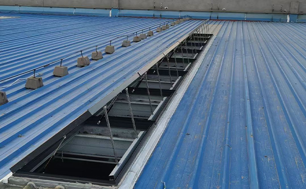 某城市大型商业综合体中庭沙坡头排烟窗工程