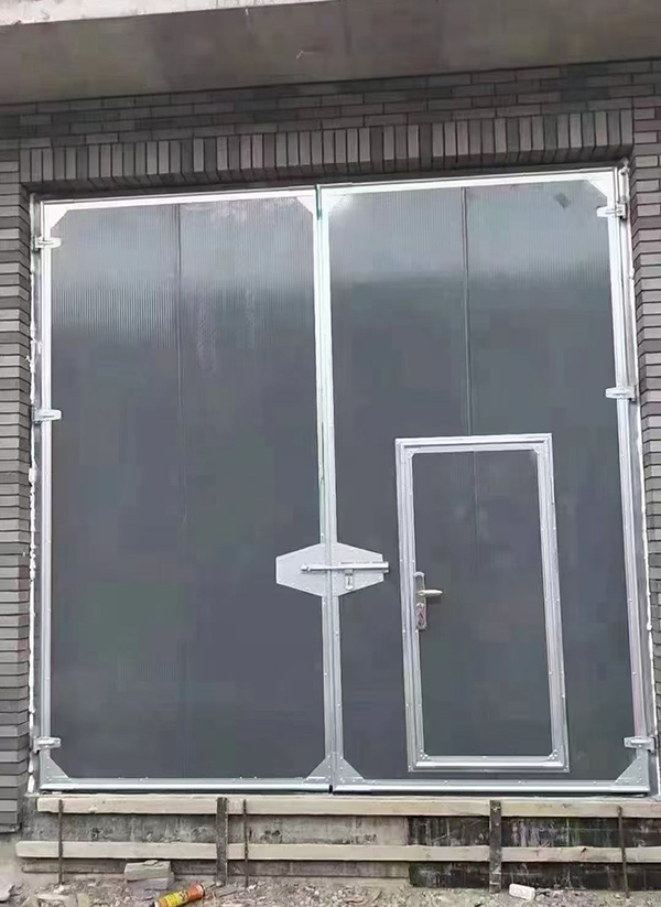 沙坡头工业平开门在大型设备制造车间的应用实例